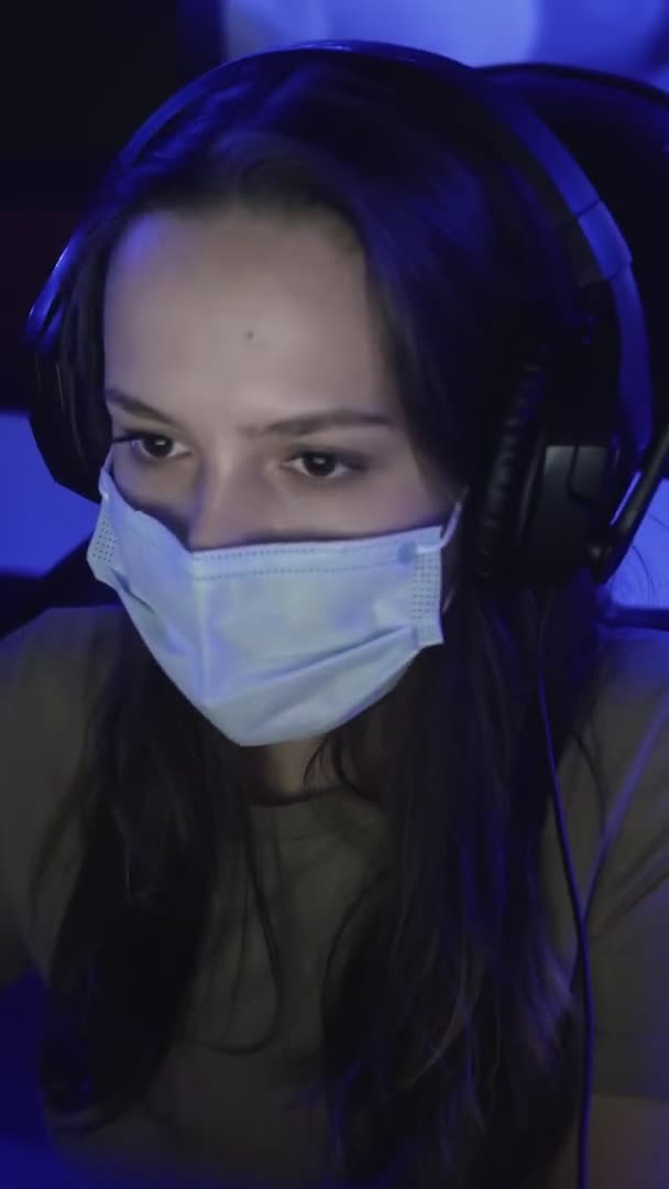 Modern bilgisayar kulübündeki Video Oyunları 'nda maskeli mutlu kadın kazandı. VERTICAL VIDEO — Stok video