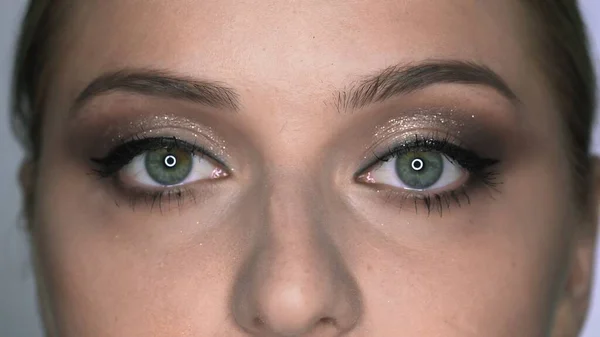 Přírodní krása. Detailní záběr krásné ženy s make-up vypadá na kameru — Stock fotografie