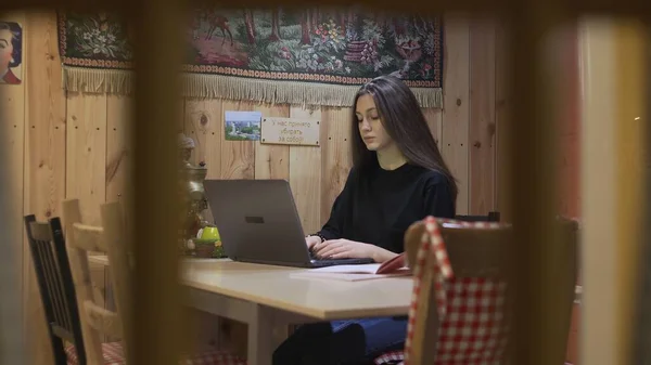 Молода бізнес-леді працює на ноутбуці на кухні вдома вночі — стокове фото