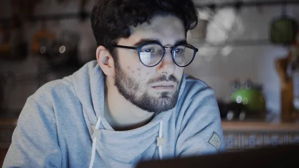 Close up de freelancer trabalhando no laptop na cozinha em casa à noite — Fotografia de Stock