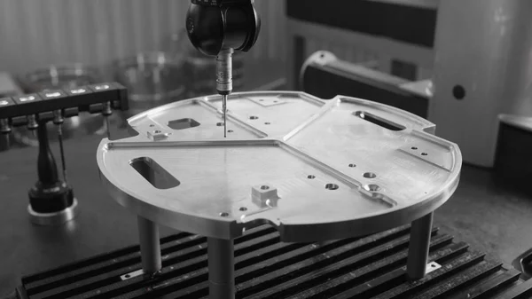 Frezarka pracująca w zaawansowanej technologicznie obróbce metalu tokarki — Zdjęcie stockowe