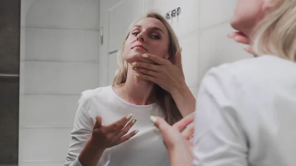 Woman applying cream and looking in mirror enjoy natural beauty and healthy — Stock Photo, Image