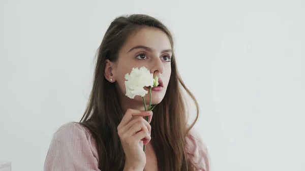 Attraktive schöne junge Frau Modell mit Blumen suchen und posieren vor der Kamera — Stockfoto