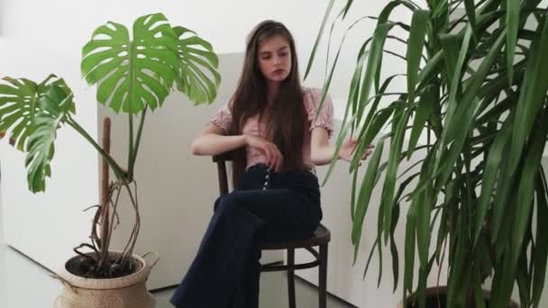 Atraktivní krásná mladá žena model pohledu a držení na kameru — Stock video
