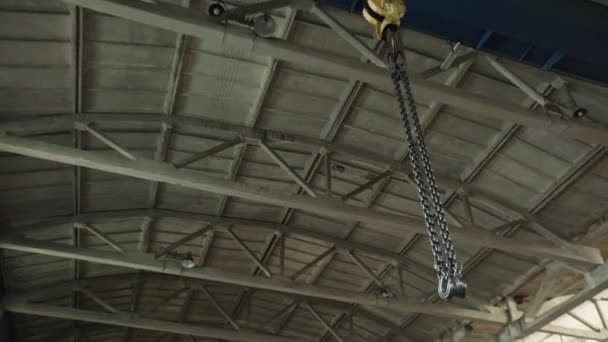 Eine industrielle Hebekette mit einem Haken am Ende — Stockvideo
