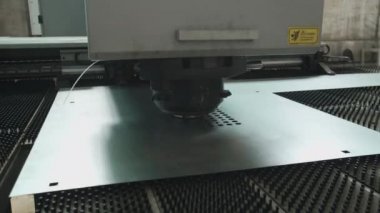 Fabrika, fabrika ve fabrikada metal levha ile çalışan otomatik cnc hidrolik yumruk ve kırpma makinesi. Metalcilik, endüstriyel, ekipman, teknoloji, makine, imalat kavramı