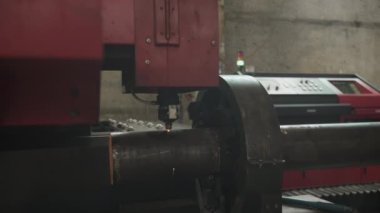 CNC makinesindeki metal borunun plazma kesimi. Metal borunun ateş kesimi