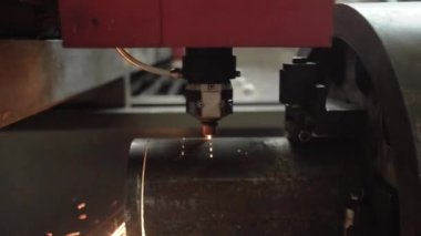 CNC makinesindeki metal borunun plazma kesimi. Metal borunun ateş kesimi