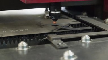 CNC makinesinde metal plazma kesimi. Kalın metal tabakanın ateş kesimi.