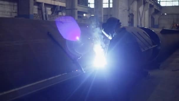 Professional Heavy Industry Welder Working with Pipe, Wears Helmet and Starts Welding. — Stock Video