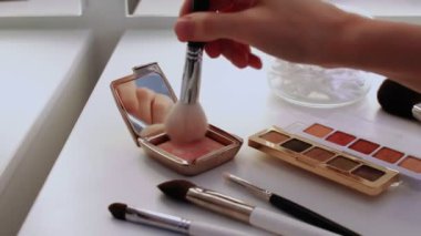 Göz farları ve makyaj fırçası olan bir palet. Kapalı makyaj kadın kozmetik palet farklı toz renkleri