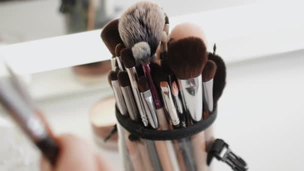 Nahaufnahme von vielen verschiedenen Make-up-Pinseln auf dem Tisch — Stockvideo