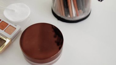 Göz farları ve makyaj fırçası olan bir palet..