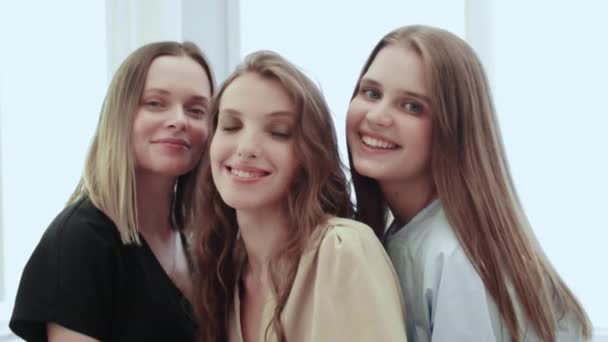 Feliz caucásico adulto maquillaje artista con dos jóvenes modelo en estudio de belleza. — Vídeo de stock