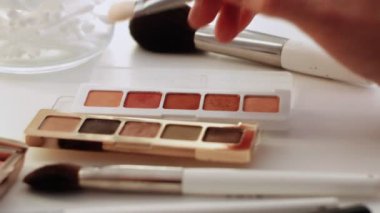 Göz farları ve makyaj fırçası olan bir palet. Kapalı makyaj kadın kozmetik palet farklı toz renkleri