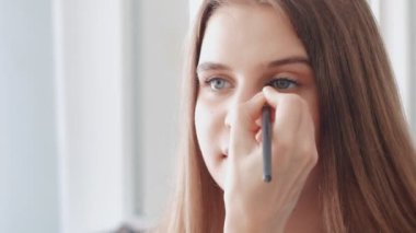 Genç ve güzel bir kız için yüz makyajı prosedürü