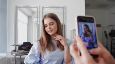 Makyöz işini bitirdi ve portföy için modelinin birkaç fotoğrafını çekti.