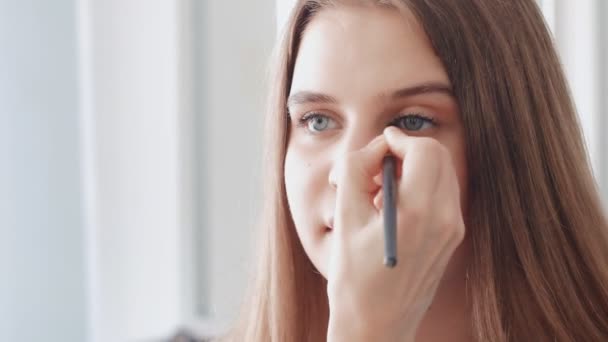 Zabieg makijażu twarzy dla młodej pięknej dziewczyny — Wideo stockowe