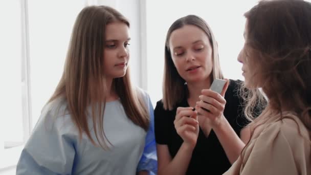 Vuxen professionell lärare visagiste utbildning hennes elev att bli makeup artist på master class i skönhetssalong. — Stockvideo