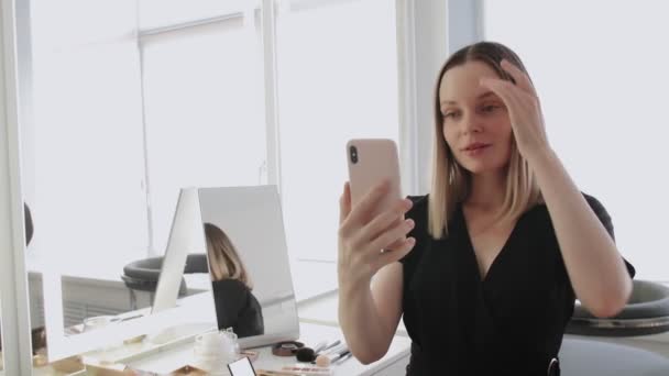 Smilende kvinde tager mobil selfie foto på telefonen på værelset. – Stock-video