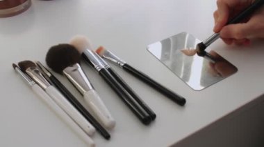 Makyaj sanatçısı fırçayı vakıf tonu için hazırla