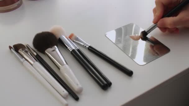 Maquiagem artista preparar escova para apllying tom Fundação — Vídeo de Stock