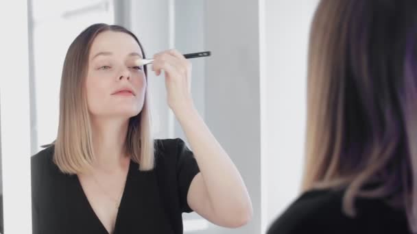 Visagistin macht Augen-Make-up für sich selbst — Stockvideo
