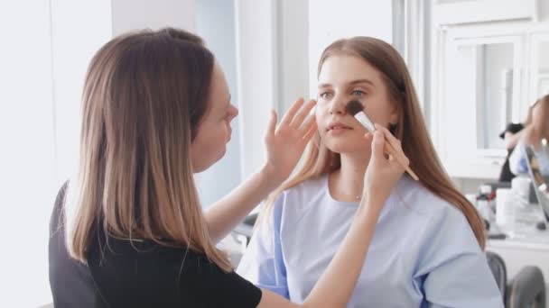 Sich bewerben. Gesichtspuder, Make-up. Rouging junge attraktive Mädchen — Stockvideo