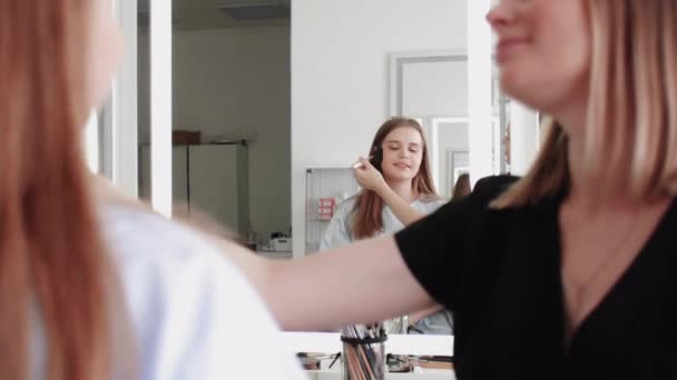 Make-up-Artist verwendet großen Pinsel, um Puder auf das Gesicht ihrer Kunden aufzutragen — Stockvideo