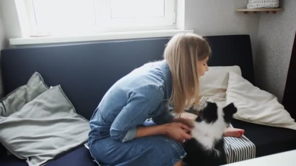 Glücklicher kleiner Junge sitzt mit seiner Mutter auf der Couch, hat Spaß, isst Waffeln und trinkt Saft — Stockvideo