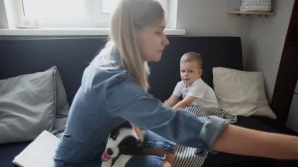 Schöne Frau nimmt Handy-Video ihres Sohnes auf Couch auf — Stockvideo