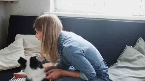 Glücklicher kleiner Junge sitzt mit seiner Mutter auf der Couch, hat Spaß, isst Waffeln und trinkt Saft — Stockvideo