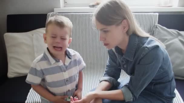 Det lilla stygga barnet vill inte lyssna på sin mamma. Gråtande bebis hemma — Stockvideo