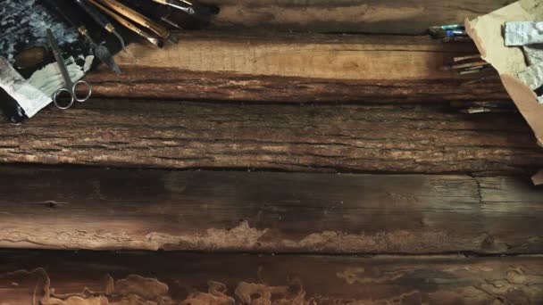 Manlig målare öppnar läderfodral med verktyg, borstar, Palett kniv — Stockvideo