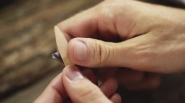 Yakından insan, kraft kağıdıyla makas kullanır.