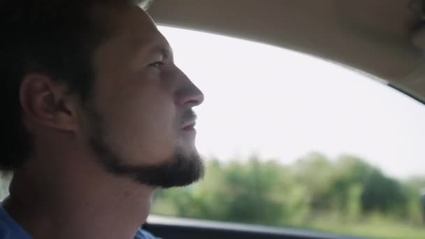Blisko młody człowiek za kierownicą szczęśliwy — Wideo stockowe