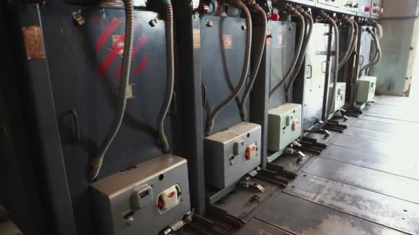 Uvnitř provozu výkonových transformátorů elektrického proudu na vysokonapěťové rozvodně — Stock video