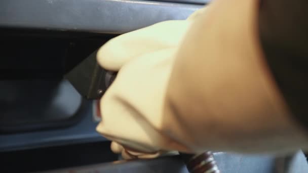 Elektricien in diëlektrische handschoenen monteren en repareren hoogspanningsleidingen op elektrische palen — Stockvideo