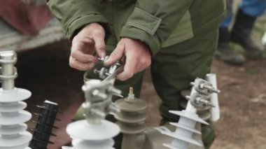 Elektrikçilerin kapatılması ve elektrik direklerinin elektrik kablolarının onarılması