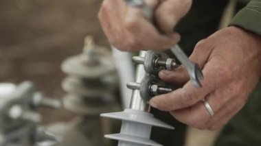 Elektrikçi elektrik direklerine elektrik kabloları kurup onarıyor