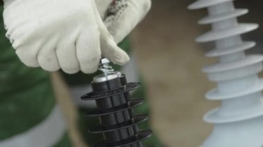 Elektrikçilerin kapatılması ve elektrik direklerinin elektrik kablolarının onarılması