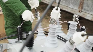 Elektrikçi elektrik direklerine elektrik kabloları kurup onarıyor
