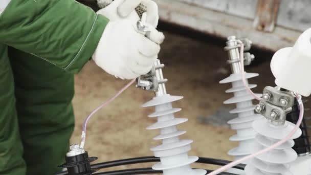 CLose-se de eletricista instalar e reparar linhas de energia em postes elétricos — Vídeo de Stock