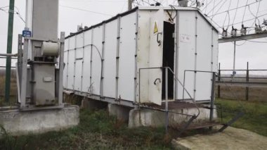 Yüksek voltajlı bir santralde elektrik transformatörlerinin çalışmasının içinde.