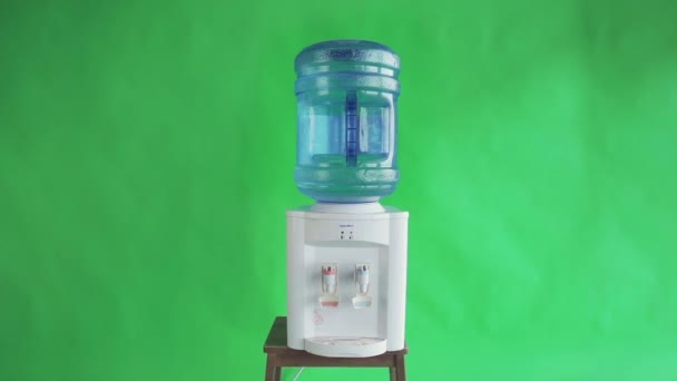 Dozownik wody z plastikową butelką na zielonym ekranie — Wideo stockowe