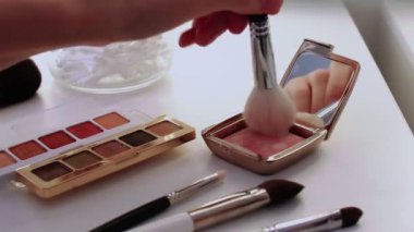 Göz farları ve makyaj fırçası olan bir palet. Kapalı makyaj kadın kozmetik palet farklı toz renkleri