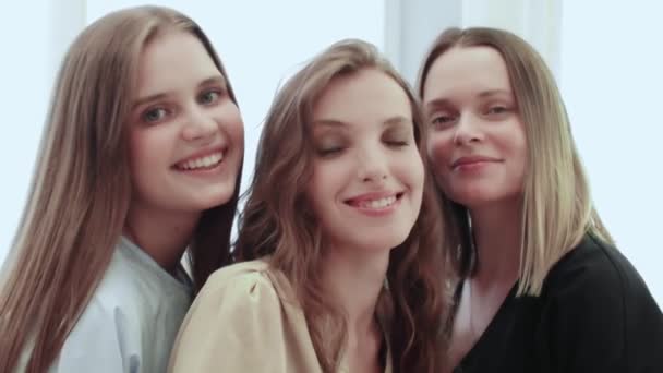 Feliz caucásico adulto maquillaje artista con dos jóvenes modelo en estudio de belleza. — Vídeo de stock