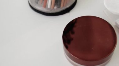 Göz farları ve makyaj fırçası olan bir palet..