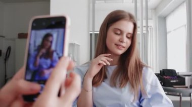 Makyöz işini bitirdi ve portföy için modelinin birkaç fotoğrafını çekti.