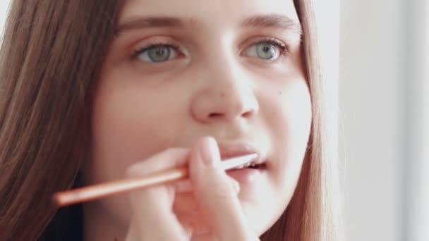 Profesjonalny makijaż artysta stosujący płynną szminkę na ustach — Wideo stockowe